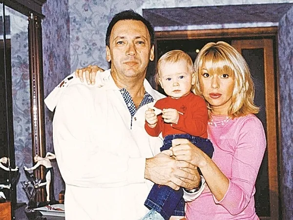 Алина Апина с мужем и их долгожданной дочерью