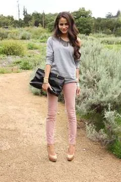 С чем носить розовые брюки – лучшие сочетания. Что одеть под розовые брюки 7