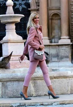С чем носить розовые брюки – лучшие сочетания. Что одеть под розовые брюки 13
