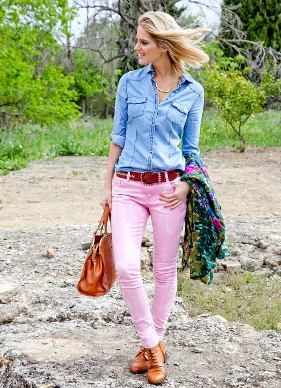 С чем носить розовые брюки, как подобрать стильный наряд к розовым брюкам