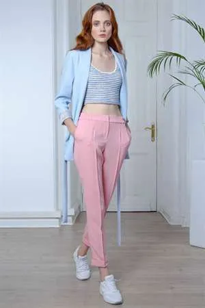 С чем носить розовые брюки – лучшие сочетания. Что одеть под розовые брюки 3