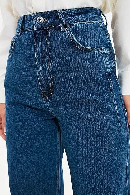 Модные цельнокроеные джинсы.