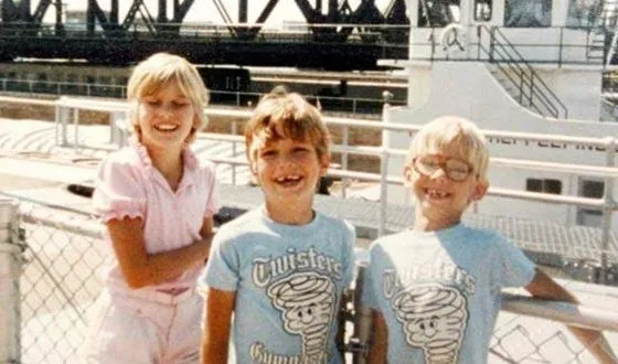 Эштон Кутчер в детстве с братом и сестрой