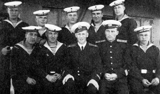 Лейтенант Иван Краско (в центре) на борту корабля.