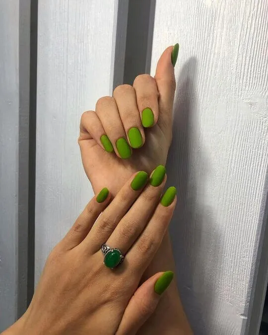 Матовый зеленый лак для ногтей