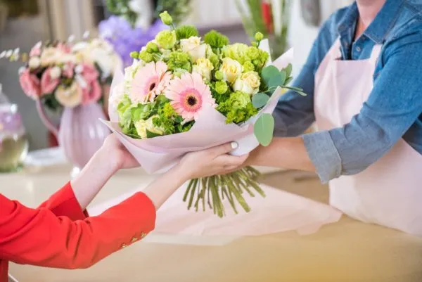 Флорист доставляет букеты клиентам
