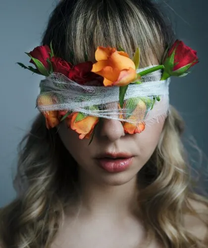 девушка с цветами в глазах