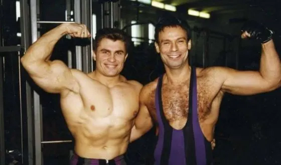 Ефим Шифрин в спортзале (с культуристом Вишневским в 1990-е годы).