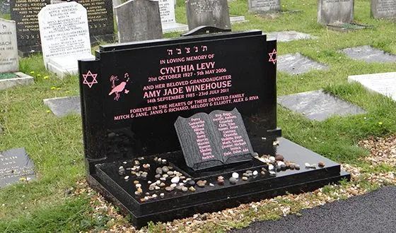 Эми Уайнхаус похоронена рядом со своей бабушкой на еврейском кладбище Эджвотер-Лейн, Эджвотер, пригород Эджвотера, Лондон.