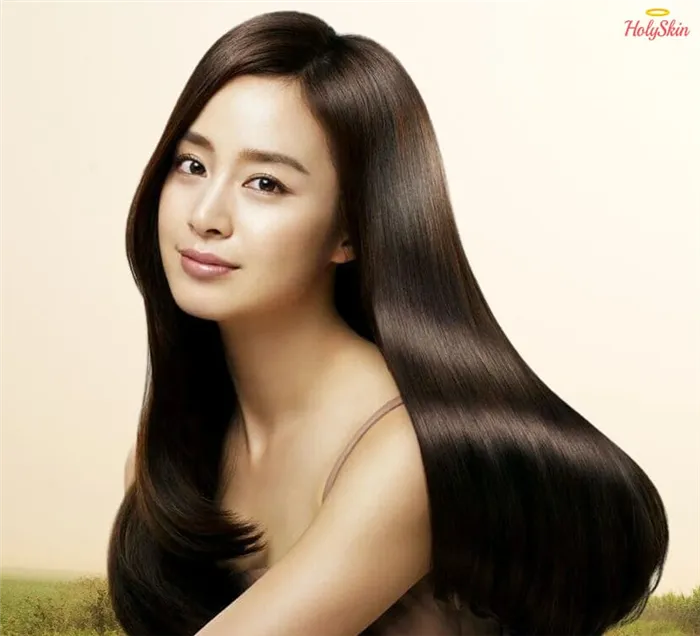 Красивая кореянка с шикарными волосами.