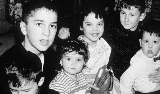 Мадонна (в центре) со своими братьями и сестрами.