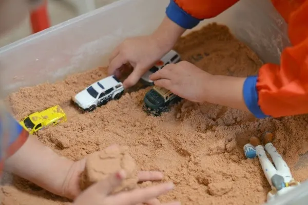 Автомобильная игра с моторным песком.