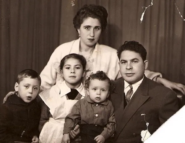 Любовь Успенская с мачехой, отцом и братьями Ефимом (слева) и Яковом, 1965 год