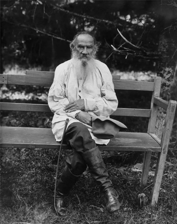 Лев Толстой в своей фирменной рубахе. Ясная Поляна, 1903
