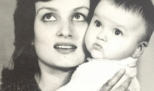 Дети Оли Поляковой с матерью
