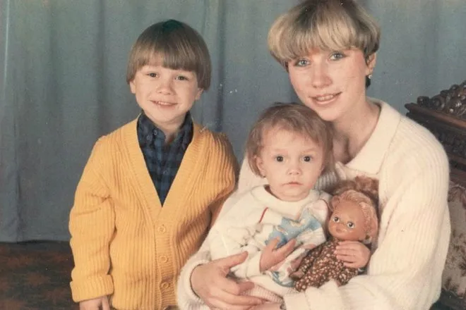 Ксения Сябитова в детстве с матерью и братьями и сестрами