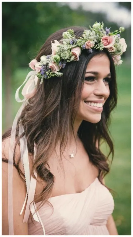 Красивая невеста с гирляндой из живых цветов