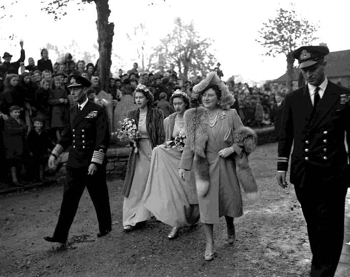 Элизабет встретила своего будущего мужа (на фото справа) в 1934 году. Считается, что они полюбили друг друга пять лет спустя, когда принцессе было 13 лет, а ее мужу, знаменосцу Королевского военно-морского колледжа, - 18.
