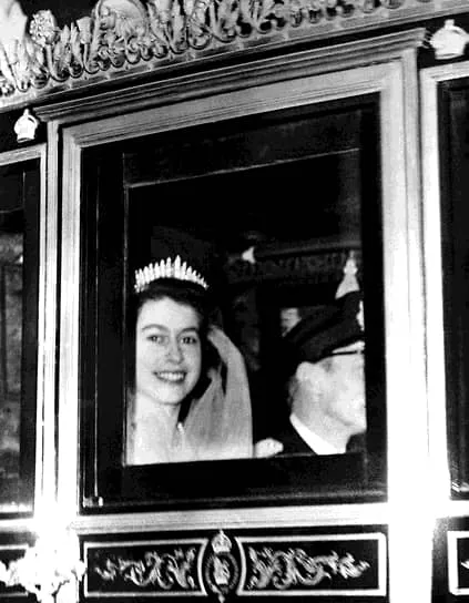Голову Елизаветы украшала бриллиантовая тиара, сделанная для ее бабушки, королевы Марии, в 1919 году. Свадебное платье принцессы, созданное сэром Норманом Хартнеллом, после церемонии было выставлено в Сент-Джеймсском дворце и объехало Глазго, Ливерпуль и Бристоль. Манчестер и другие британские города.