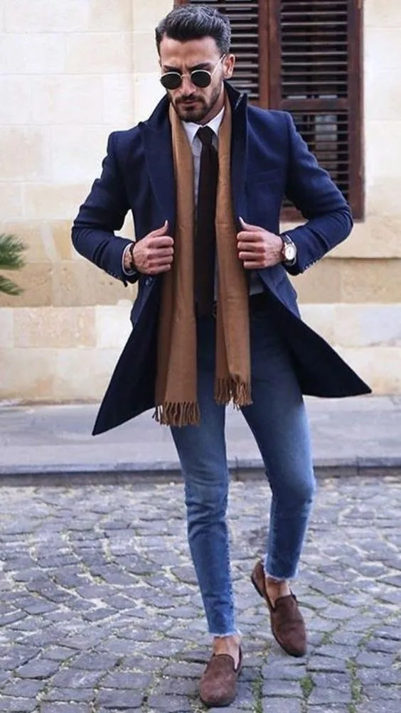 Синие брюки, длинный пиджак в итальянском стиле, коричневый шарф, подходящие эспадрильи.