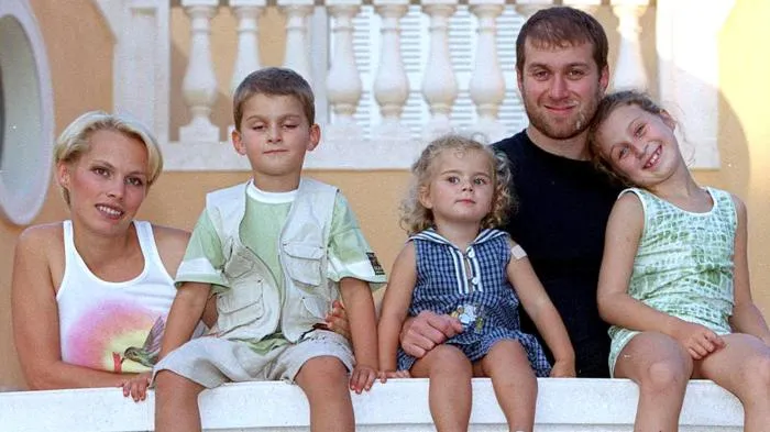 Роман и Ирина Абрамович с детьми. /Фото: www.thetimes.co.uk