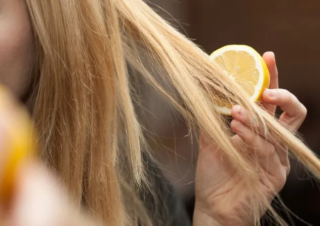 Лимон освежает волосы без мытья.