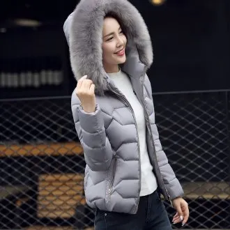 Женская короткая куртка с капюшоном