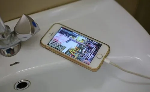 Зарядка телефона в ванной комнате