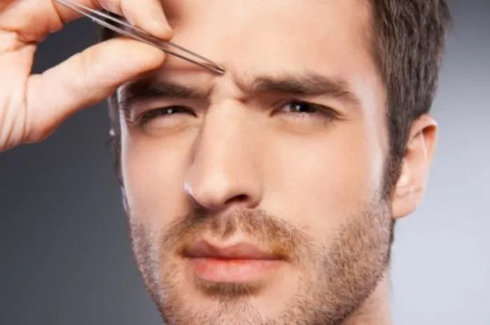 Мужчинам следует регулярно подстригать брови.