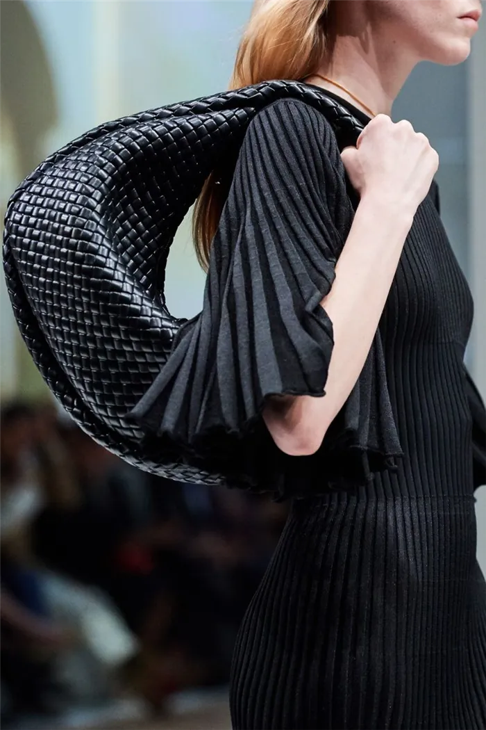 Модная сумка-хобо осень/зима 2020-2021 из коллекции Bottega Veneta