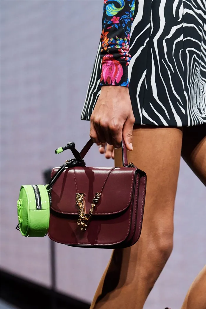 Модные сумки-хобо из коллекции Versace сезона осень-зима 2020-2021 гг.