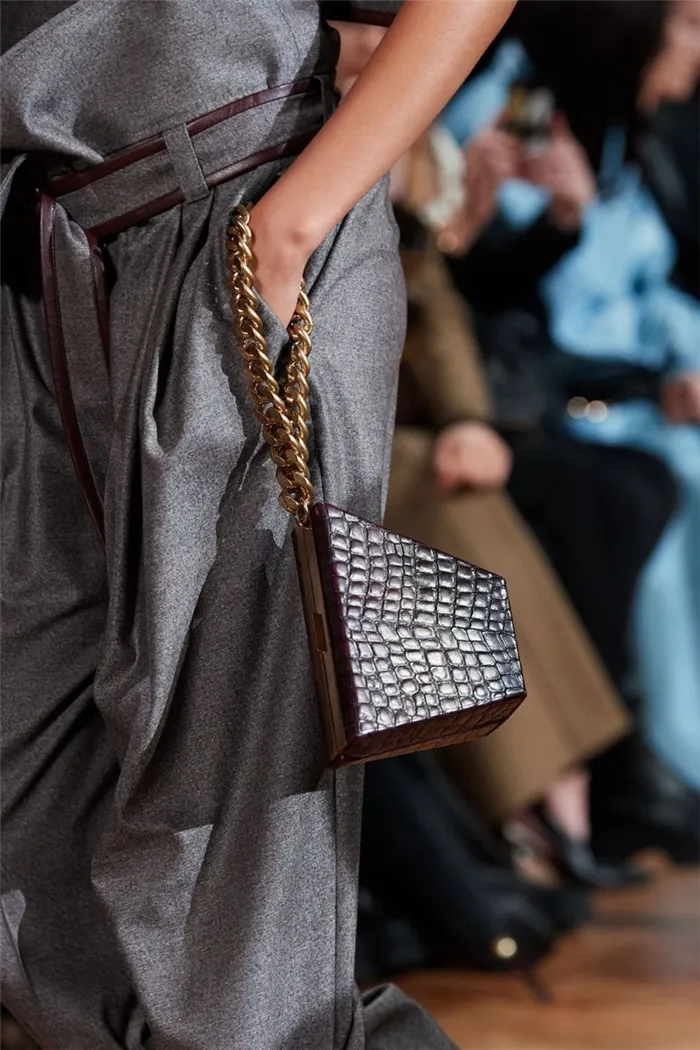 Модная сумка через плечо с цепочкой из коллекции Stella McCartney, осень/зима 2020-2021.