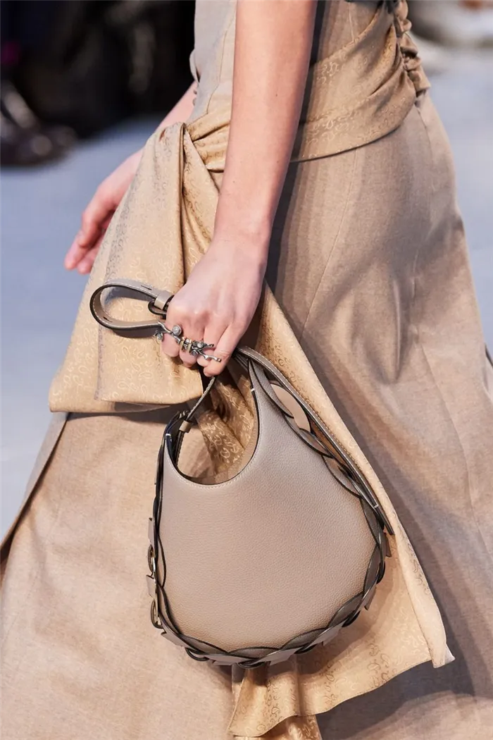 Модная сумка Hobo из коллекции Chloé сезона осень-зима 2020-2021 гг.