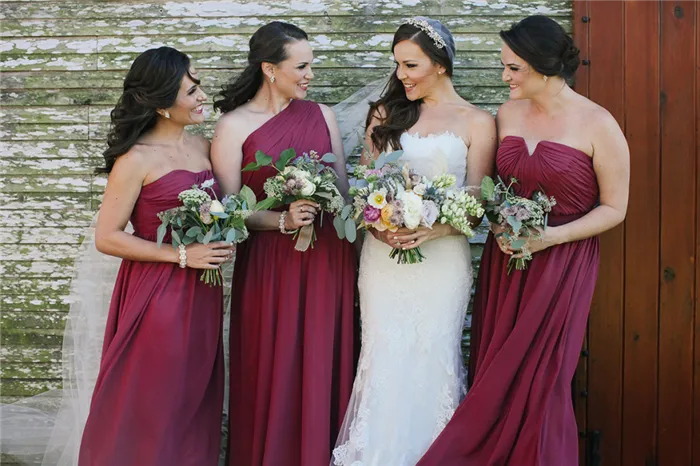 подружки невесты со струящимися платьями цвета марсала / цветы от Ever After Floral Design / фото angelawinsorphotography.com