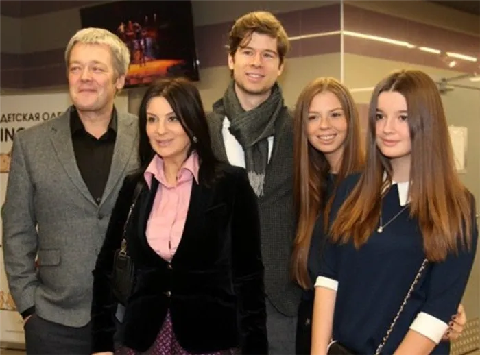 Александр Стриженов с детьми, женой и мужем старшей дочери