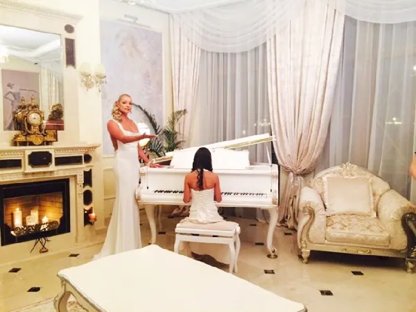 Дочь Анастасии Волочковой умеет играть на фортепиано и часто дает импровизированные концерты для своей матери
