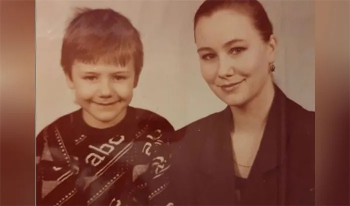 Иван Жидков с матерью.