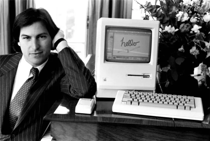Стив работает рядом с первым компьютером Mackentosh