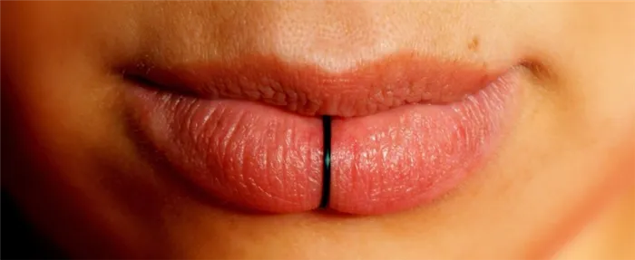 Горизонтальный пирсинг губы