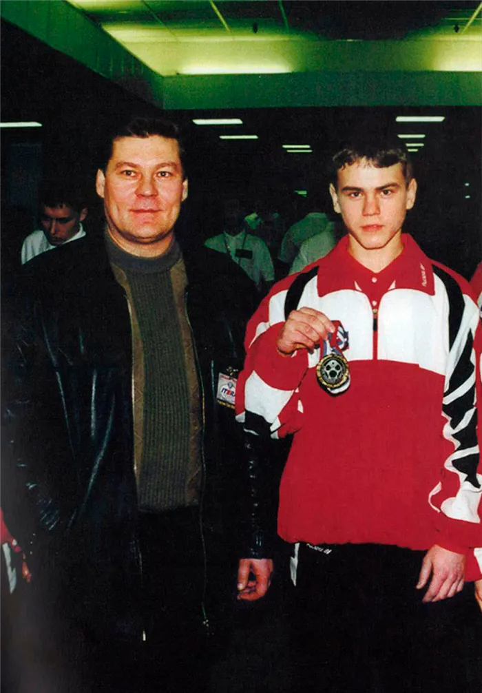 Вратарь ЦСКА Игорь Акинфеев со своим отцом