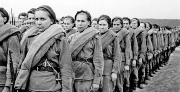 Мобилизованные женщины. 1942.