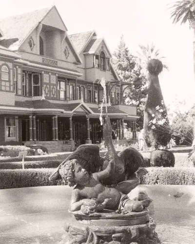 Винчестер Хаус, Калифорния, США. Фотографии, история, призраки и интересные факты изнутри дома.