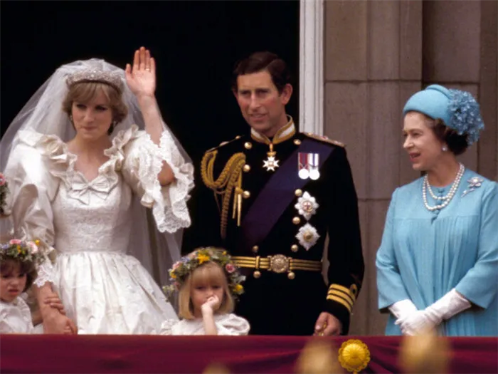 Елизавета II на свадьбе принцессы Дианы и принца Чарльза. Фото: 