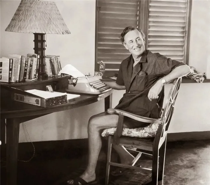 Писатель Ян Флеминг в кресле
