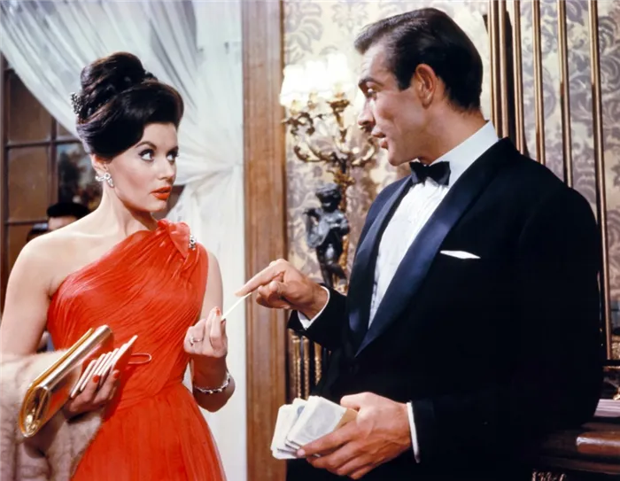Шон Коннери в смокинге разговаривает с девушкой в красном платье