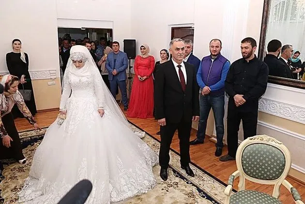 Большая чеченская свадьба Кадыров, Астахов и другие о желании 57-летнего силовика взять несовершеннолетнюю второй женой. Как сейчас живет луиза гойлабиева 2020? 3