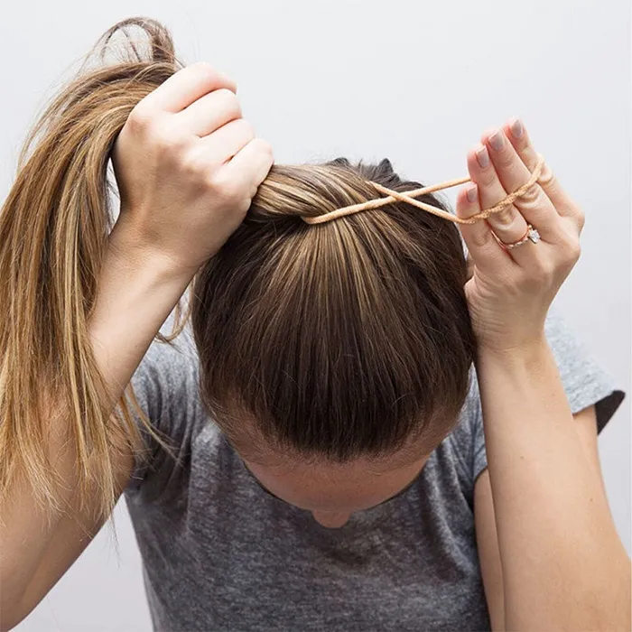 Когда девушка делает хрост, она часто слишком туго стягивает волосы. / Фото: graziamagazine.ru