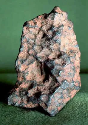  IGDA/C. Bevilacqua ЖЕЛЕЗНЫЙ МЕТЕОРИТ из Хенбери (Австралия) является типичным метеоритом металлического типа, многие из которых богаты соединениями, встречающимися в железных рудах.