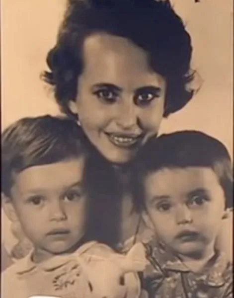 Ирина Безрукова в детстве с мамой и сестрой