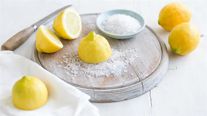 Устранение пятен от пота с помощью лимонного сока и соли
